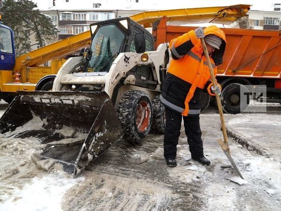 В уборке улиц Казани от снега задействовали более 250 единиц спецтехники