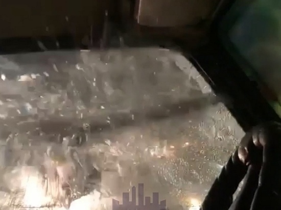 Полицейский разбил стекло машины дрифтеру в Красноярске