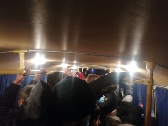 Жительнице Оренбурга стало плохо в переполненном салоне автобуса