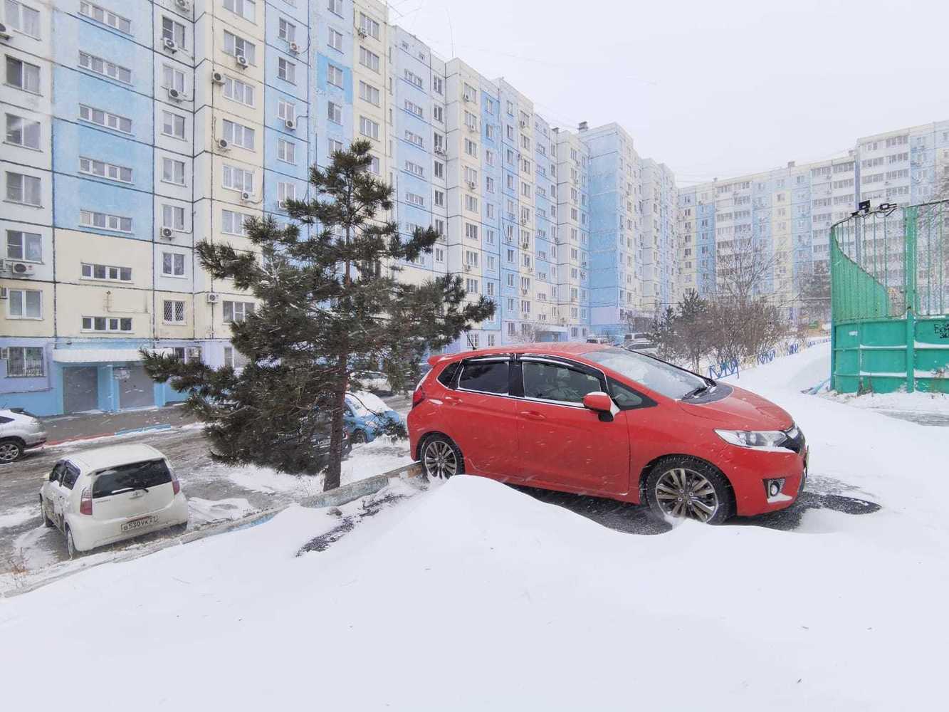Хабаровские улицы и дворы завалило снегом