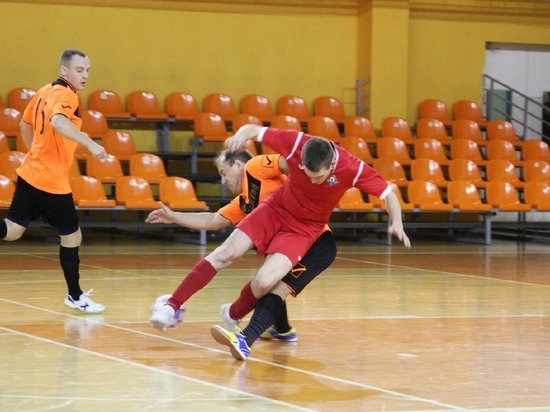 Новгородские спасатели прошли в финал первенства региона по мини-футболу