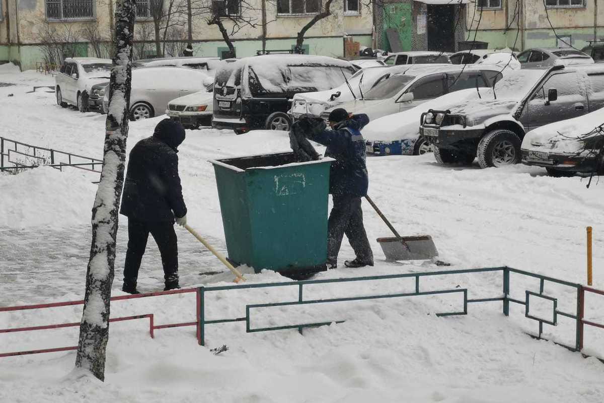 Московский комсомолец хабаровск. Фото завалы снега. Снег во дворе дома. Картинки управляющих компаний Хабаровска. Снежный двор.