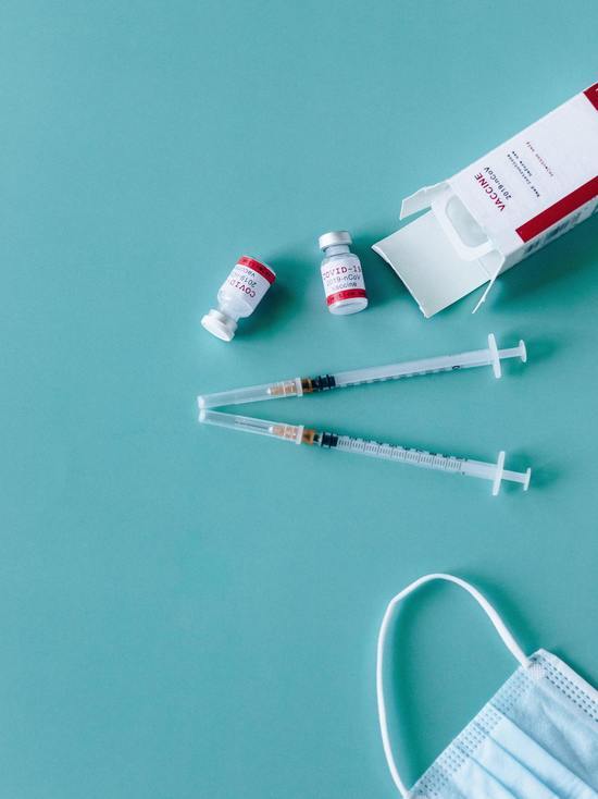 Кузбассовцев не принимают на вакцинацию от COVID-19 по одному