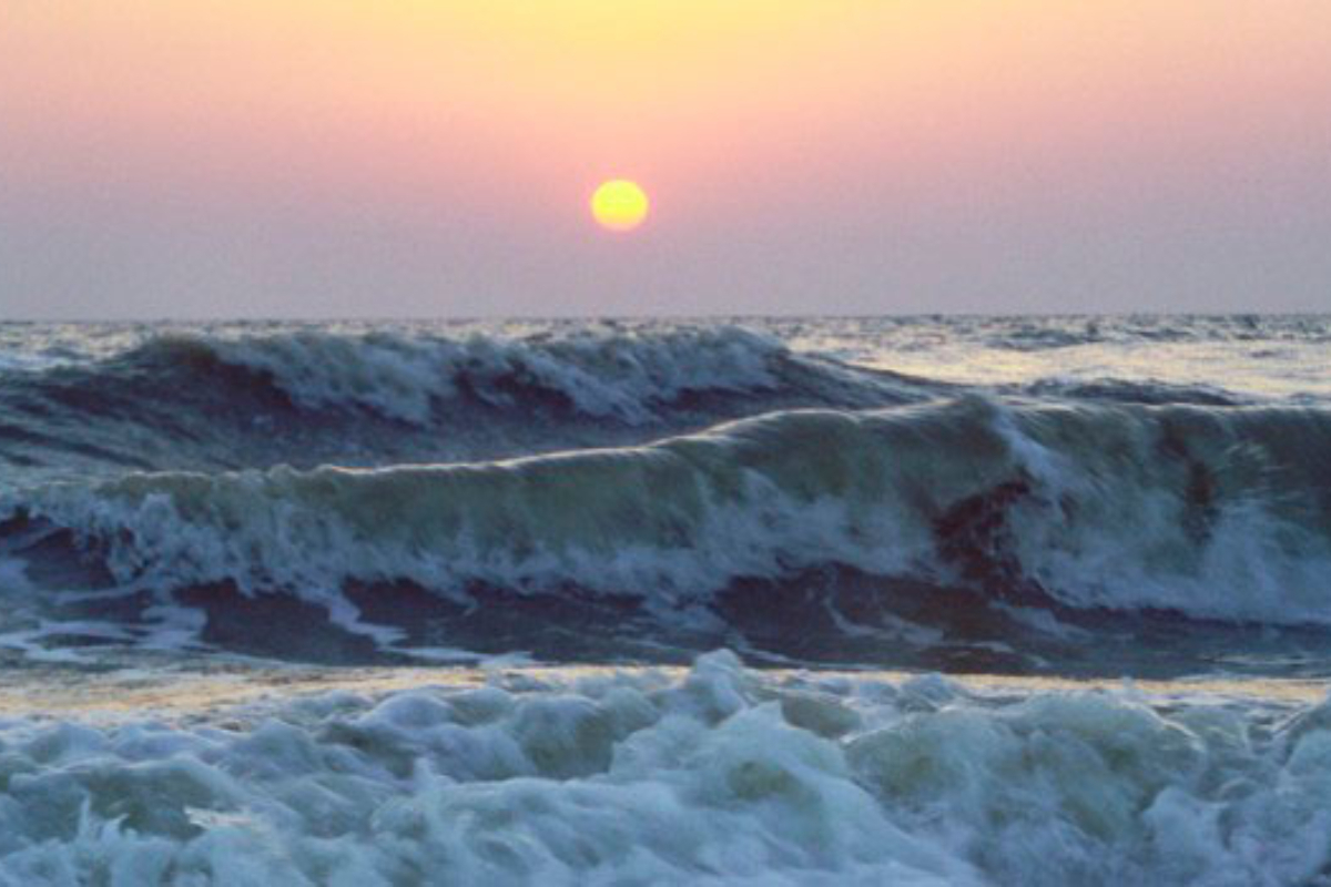 Волна 90. Волнение черного и Азовского моря. Максимальные волны на Азовском море. Ветровое волнение Азовское. Азовское море волны по 4 метра.