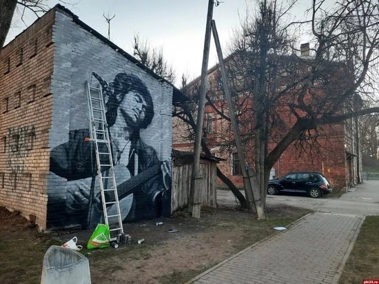 Портрет Виктора Цоя нанесли на стену в Пскове