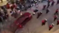 Внедорожник протаранил колонну участников рождественского парада в Висконсине: видео