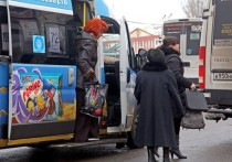 В Воронеже водитель автобуса набросился на пассажирку без маски