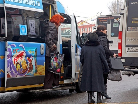 В Воронеже водитель маршрутки напал на пассажирку без маски