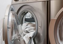 Несмотря на то что стиральная машинка предназначена для того, чтобы делать вещи чистыми, существуют несколько вещей, которые категорически нельзя стирать в машинке, иначе она может поломаться, а вещи испортиться, сообщает портал META