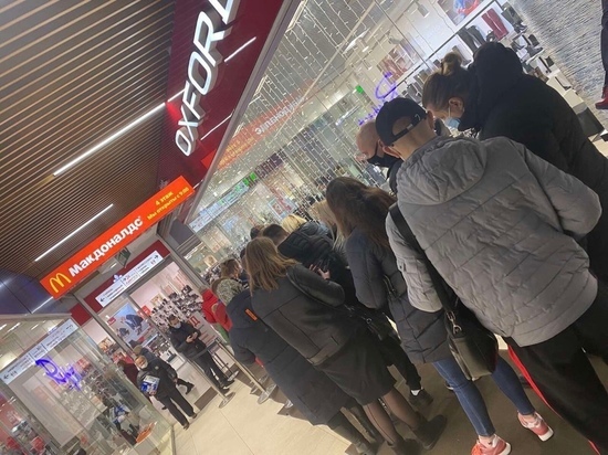 В Курске в очередях для проверки QR-кодов обвинили руководство ТЦ