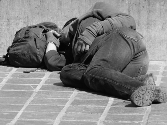 Тело бездомного нашли в подъезде пятиэтажки в Чите