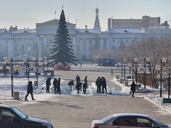 Строить ледовый городок начали на площади Ленина в Чите