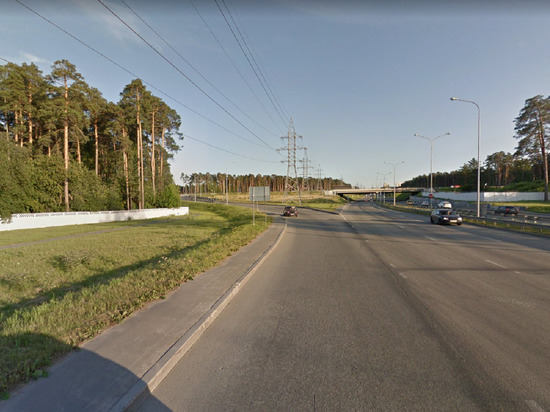 «Десятка» с признаками угона врезалась в столб в Екатеринбурге, водитель сбежал
