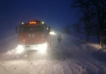 В Новосибирской области пожарные вытащили из снежного перемета три легковых автомобиля, застрявших на автодороге в Искитимском районе; благодаря своевременной помощи никто не пострадал.