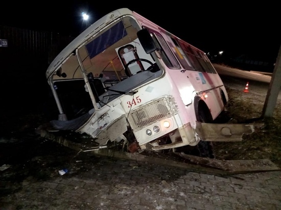  Появилось видео с места ДТП в Новгородском районе, где пассажирский автобус рухнул в кювет