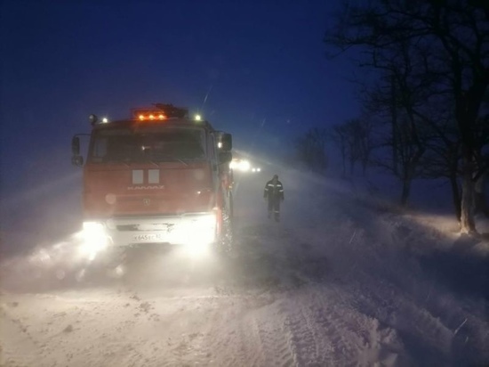 Ночью 23 ноября новосибирское МЧС вытащило 3 машины из снежных переметов под Искитимом