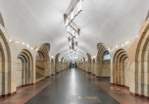 На станции столичного метро "Добрынинская" пассажир спрыгнул на крышу прибывшего поезда с лестницы перехода между станциями