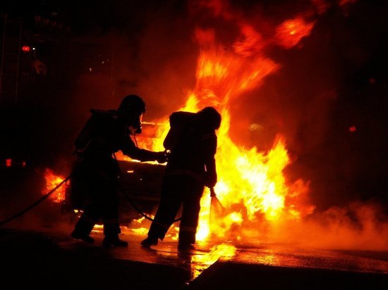 Легковушка воспламенилась среди ночи в Прокопьевске