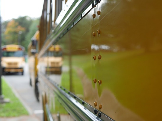 В районы Бурятии уехали 40 новых школьных автобусов