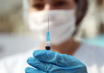 Телеведущий Евгений Комаровский назвал "шарлатанами" тех врачей, которые предлагают пациентам до прививки установить наличие или отсутствие аллергии на компоненты препарата