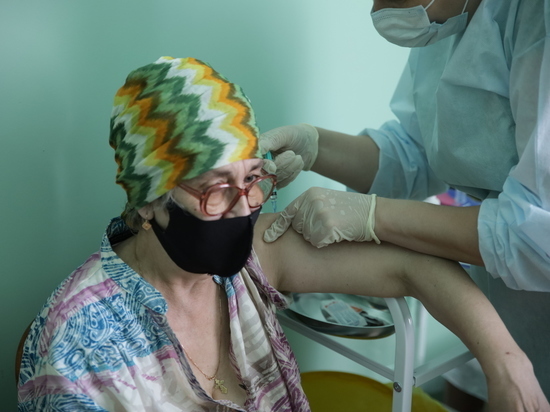 Пожилые петербуржцы могут получить денежные выплаты за вакцинацию от COVID-19