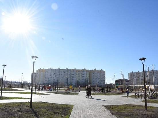 В Астрахани завершают реконструкцию сквера около школы №9