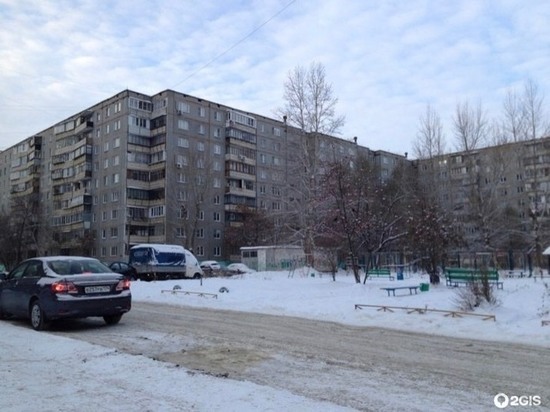На северо-западе Челябинска мужчина выпал из окна на глазах у 10-летнего ребенка