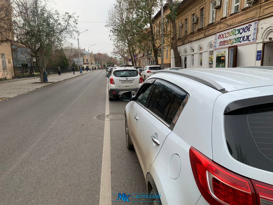 В Астрахани после открытия двустороннего движения на Ленина автомобилистам приходится нарушать ПДД 