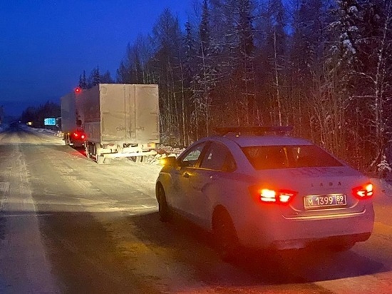 Автоинспекторы помогли водителю отремонтировать сломавшийся в мороз грузовик на трассе Ямала