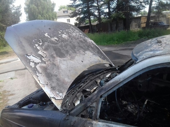 В Сафоново пожарные тушили воспламенившийся автомобиль