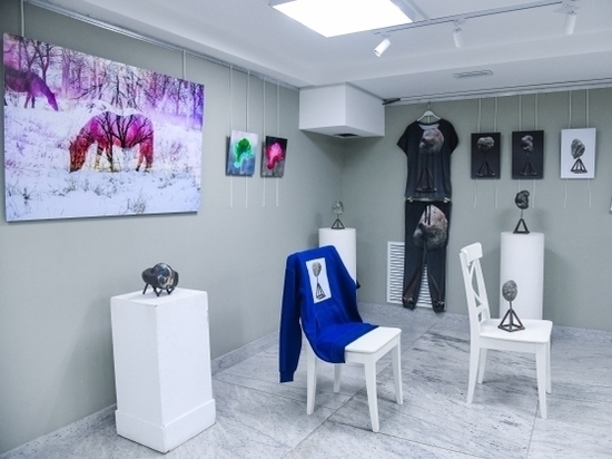 Экономист показала на выставке в Волгограде арт-объекты и коллекцию одежды
