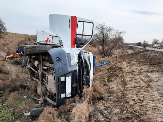 В Астрахани перевернулась машина скорой помощи с пациентом