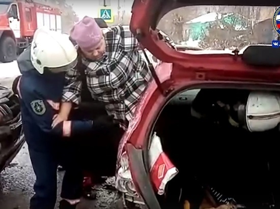 Новосибирские спасатели опубликовали видео ликвидации ДТП на Воинской