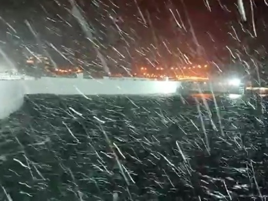 Мокрый снег заставил закрыть петербургскую дамбу из-за угрозы наводнения