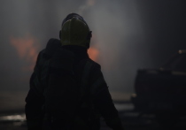 Заброшенный дом на улице Черняховского загорелся в среду, 24 ноября. Спасатели эвакуировали из здания человека.