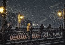 Петербург встретил утро среды, 24 ноября, в убранстве первого снега. Горожане делятся в соцсетях кадрами того, как подступающая зима разукрасила улицы.