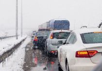 Утренние пробки в Петербурге составили пять баллов. Несмотря на то, что город за ночь замело снегом, пока что заторы не превышают привычного уровня.