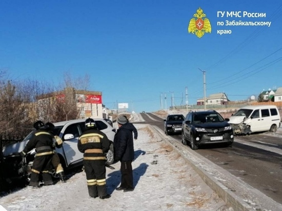 Спасатели достали заблокированных в иномарке людей после ДТП в Забайкалье