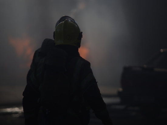 Спасатели эвакуировали человека из горящего здания на улице Черняховского