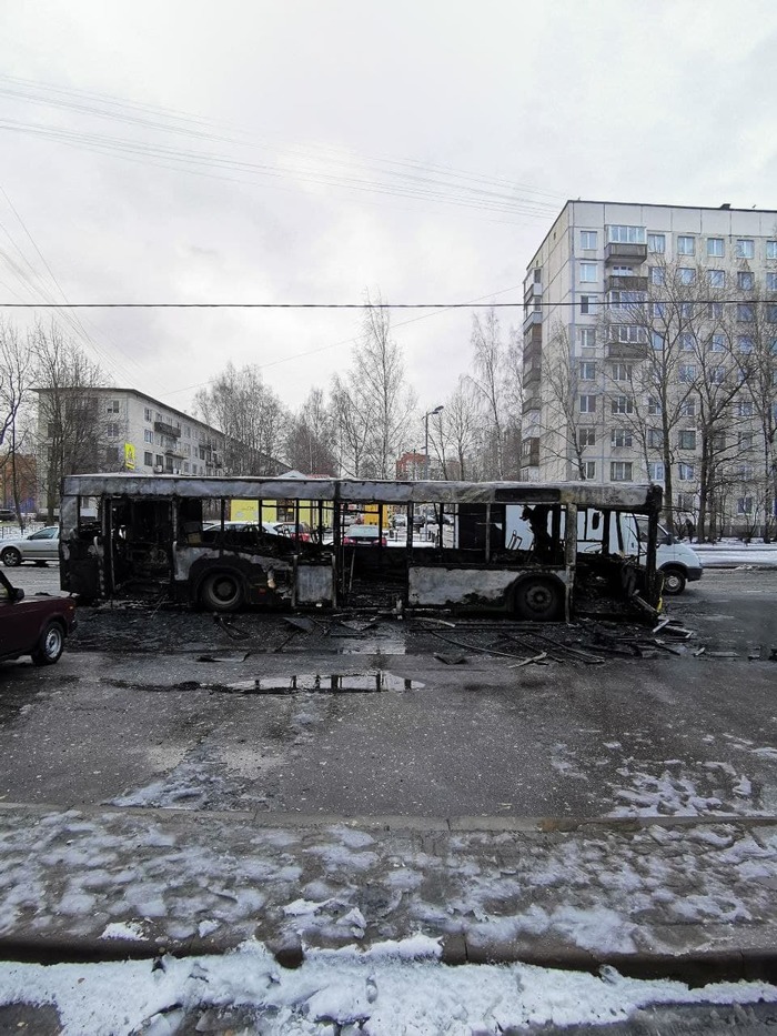 Сгорел дотла: как выглядит после пожара загоревшийся на улице Черкасова автобус