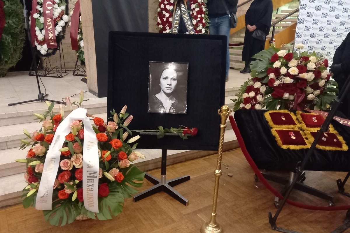 Прощание с артисткой. Похороны актрисы Нины Руслановой. Похороны Нины Руслановой. Прощание с Ниной Руслановой.