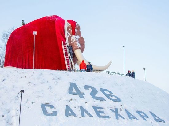 В новогодний костюм одели мамонта Митю в Салехарде