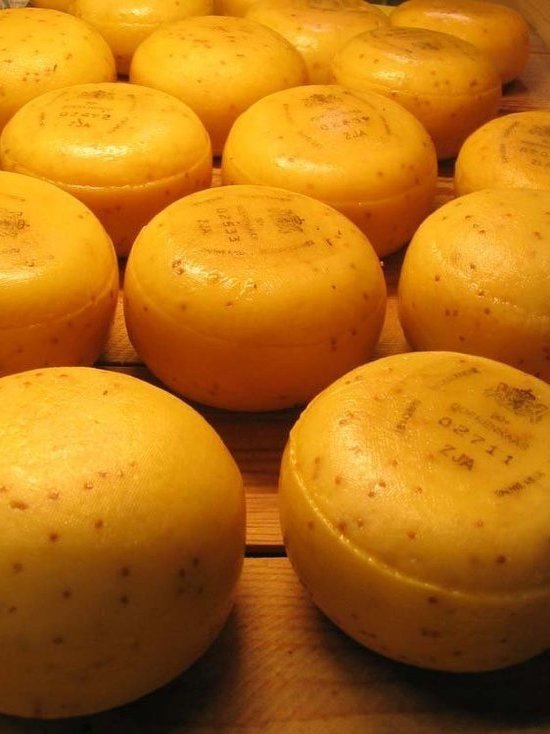 Новокузнечанин украл из магазина одиннадцать головок сыра из-за проигранного спора