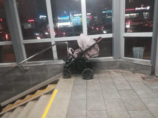 В Новосибирске на станции метро неизвестные бросили детскую коляску