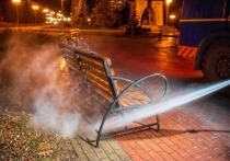 В Белгороде продолжают дезинфицировать места общественного пользования, в том числе автобусные остановки и скамейки