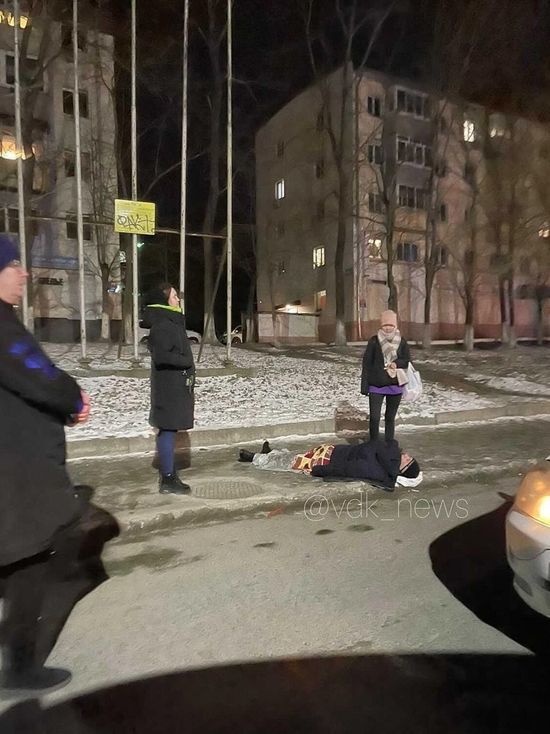 Мужчина поскользнулся на ледяном тротуаре и потерял сознание во Владивостоке