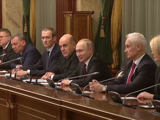 Минтруда пообещало выполнить майские указы Путина до конца 2021 года