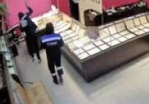 Небольшой ювелирный магазинчик, расположенный в торговом центре «Эвр» в Южном микрорайоне, стал жертвой грабителей 10 июня 2020 года