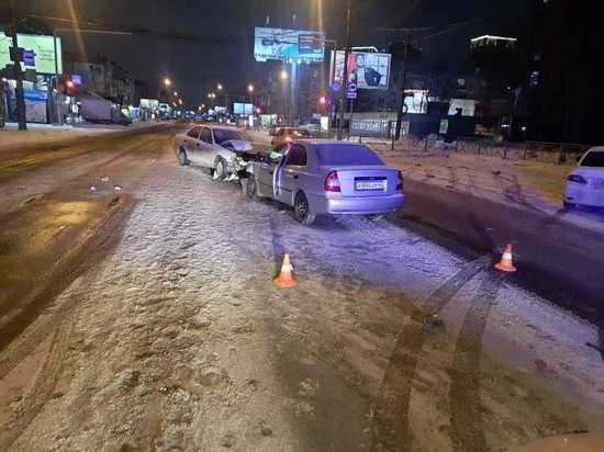 Два 24-летних водителя пострадали в ДТП ночью в Новосибирске