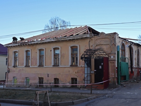 В Курске ремонтируют крышу дома Малевича на улице Почтовой